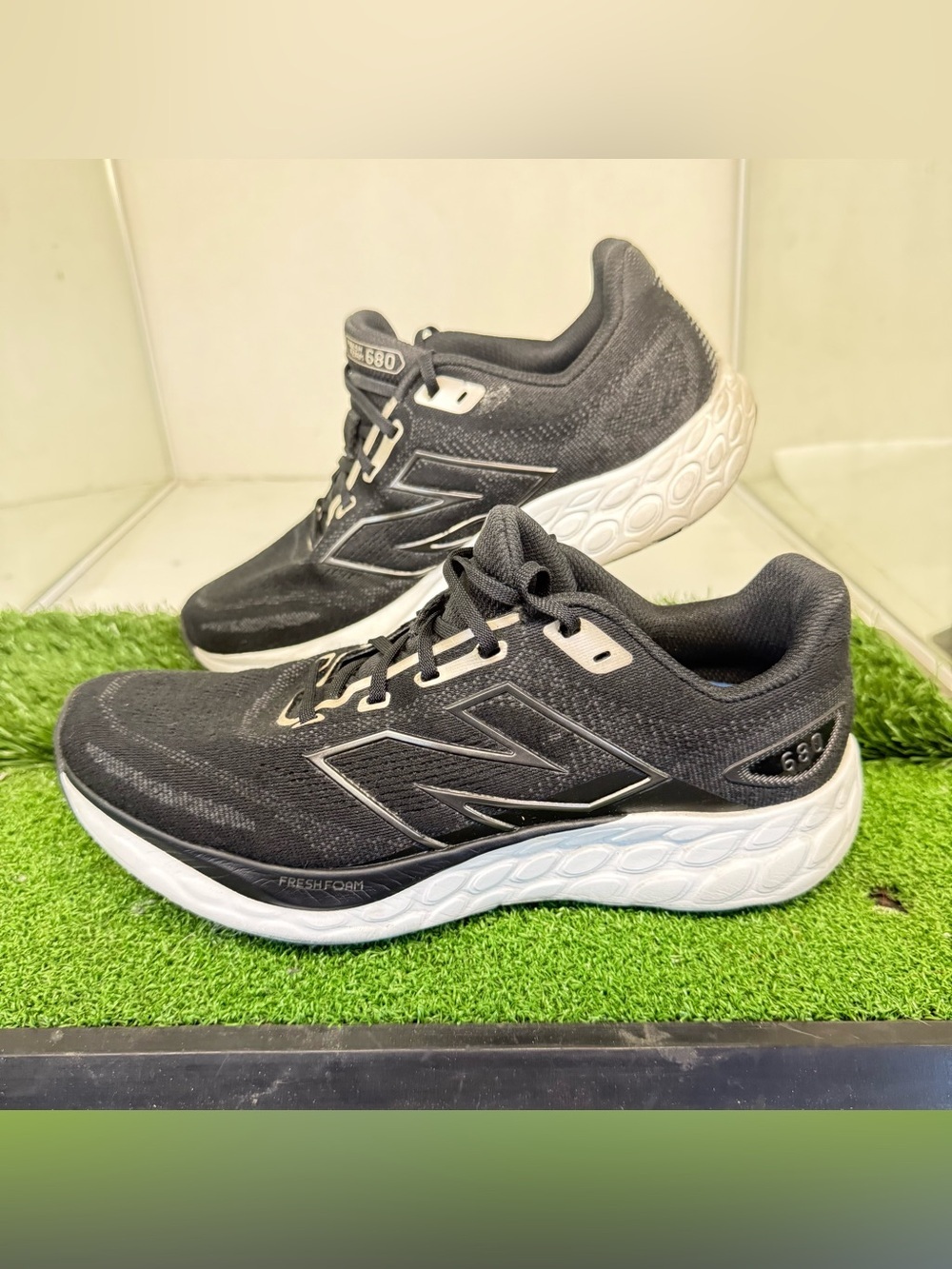 New Balance Fresh Foam 680v8 Black Light Gold Metallic W680LK8 Mesh Sneakers